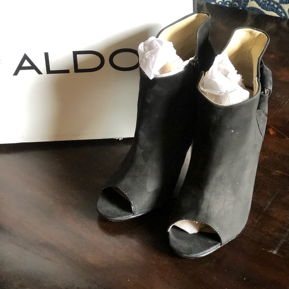 Gorgeous Periera Suede Peep Toe Booties 🖤 - Picture 2 of 8